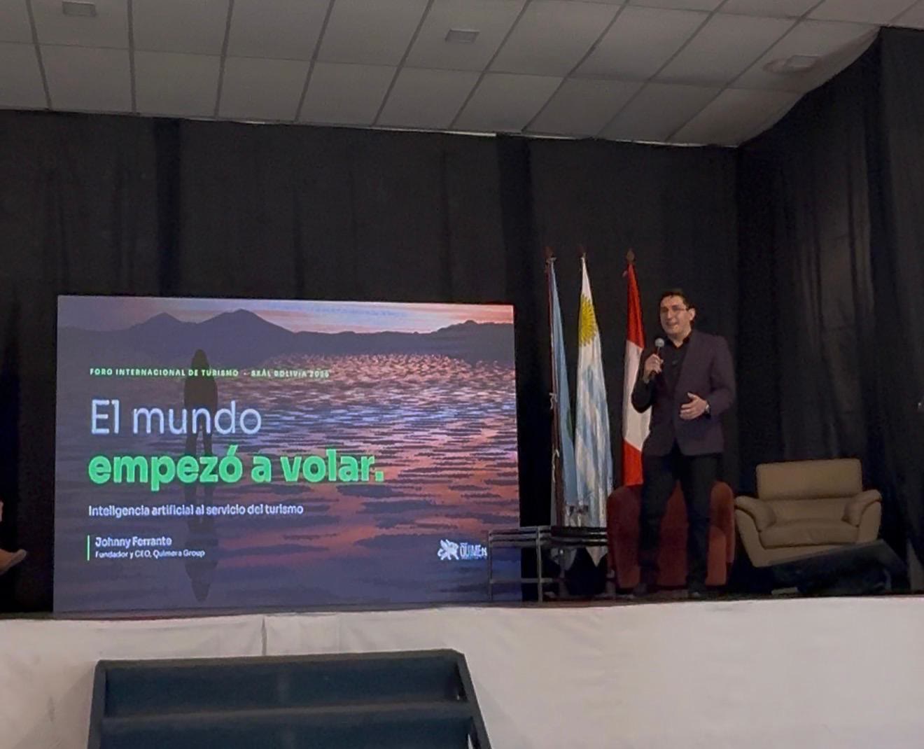 Johnny Ferrante en el escenario del Foro Internacional de Turismo SKÅL 2026 en Cochabamba